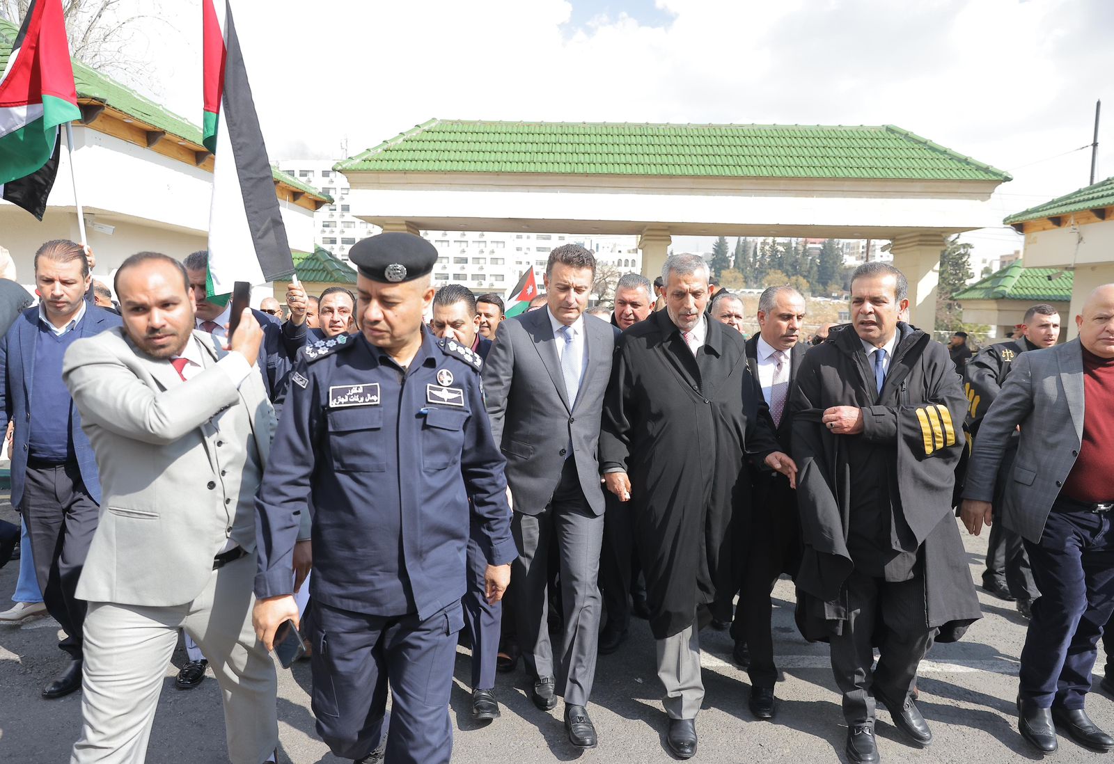 الصفدي يستقبل مسيرة المحامين أمام النواب ويؤكد لن نقبل بالتهجير وكلنا خلف الملك