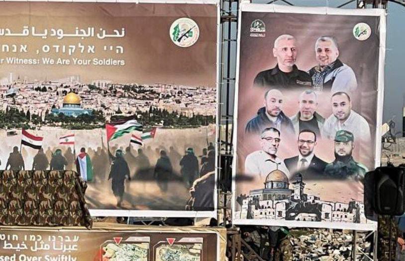 القسام ترفع صور قاداتها الشهداء لأول مرة على منصة الإفراج