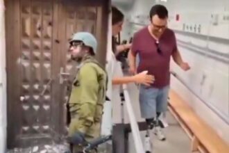 جندي إسرائيلي سخر من بيت فلسطيني مهدم يعود من غزة بلا ساقين(فيديو)