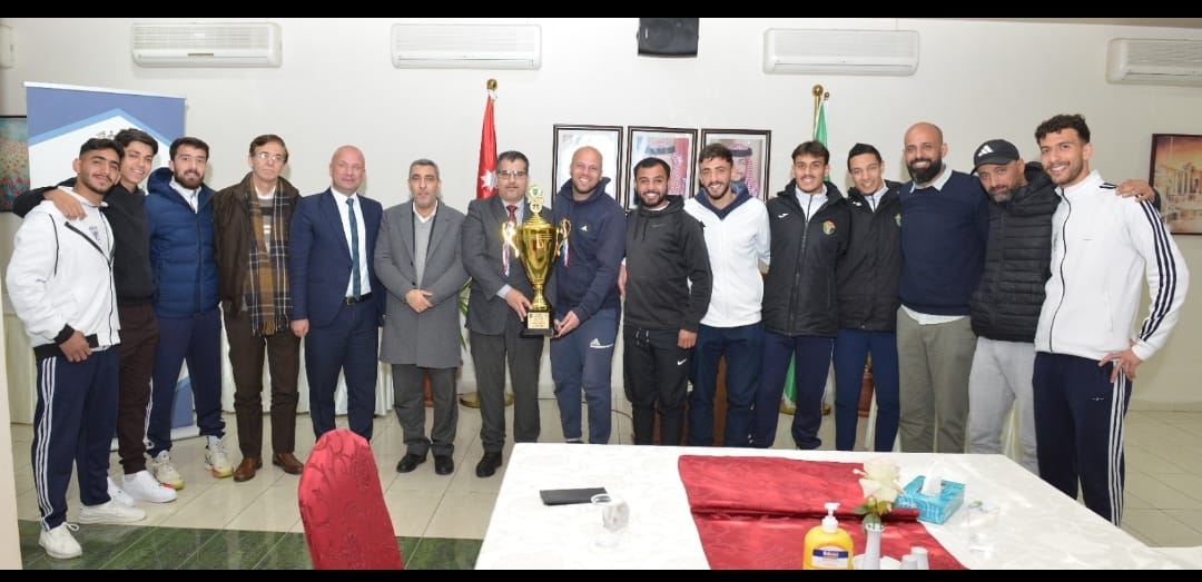 صورة حول : رئيس جامعة البترا يكرم فريق كرة القدم الحاصل على المركز الثاني ببطولة: "الولاء والانتماء" في مدينة العقبة رئيس جامعة البترا يكرم فريق كرة القدم الحاصل على المركز الثاني ببطولة: "الولاء والانتماء" في مدينة العقبة