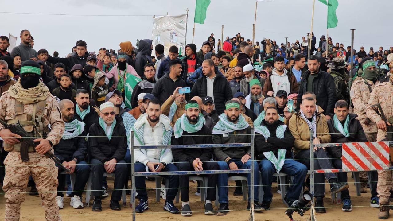 أسرى محررون من صفقة "طوفان الأحرار" يشاركون في تسليم الجثامين