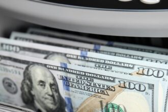 عاجل|| ضغوط اقتصادية تؤثر على أداء الدولار الأميركي في الأسواق العالمية