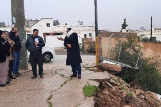مدير التربية والتعليم في منطقة القصر تتفقد موقع انهيار جزء من سور مدرسة الجدعا