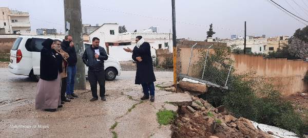 مدير التربية والتعليم في منطقة القصر تتفقد موقع انهيار جزء من سور مدرسة الجدعا
