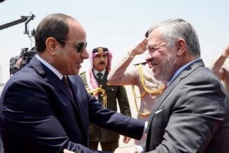 السيسي يهنئ الملك ويتمنى له الشفاء العاجل