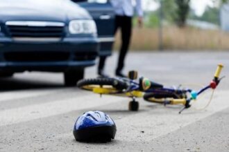 طفل اردني يفقد حياته دهسًا بالخطأ على يد والده
