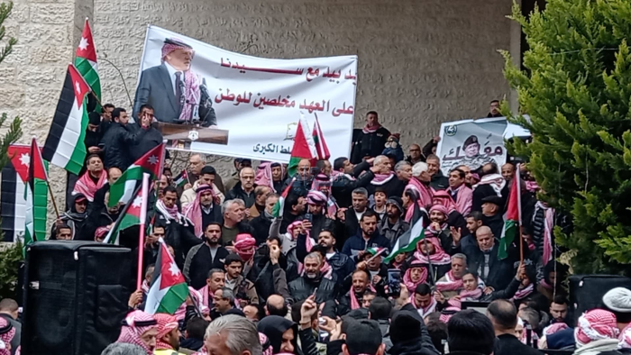 مسيرات حاشدة في السلط رفضًا لتهجير الفلسطينيين ودعمًا لموقف الملك