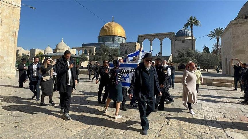 عشرات المستوطنين المتطرفين يقتحمون الأقصى صباح اليوم