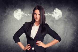 العصبية غير المبررة..الأسباب والعوامل المؤثرة
