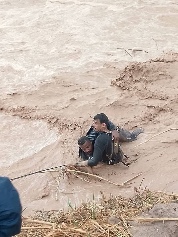 عاجل | الدفاع المدني ينقذ طفلاً جرفه السيل في محافظة الكرك ويخلي جثة شقيقته