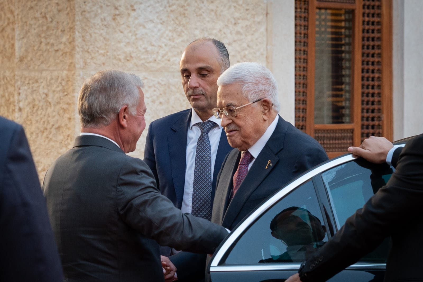 الملك يستقبل ممثلي مجلسي أوقاف وكنائس القدس وشخصيات مقدسية بحضور الرئيس الفلسطيني