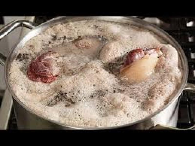 الرغوة على اللحوم والشوربة..هل هي علامة فساد؟