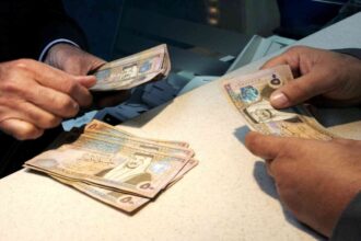صرف رواتب موظفي القطاع العام لشهر آذار اليوم