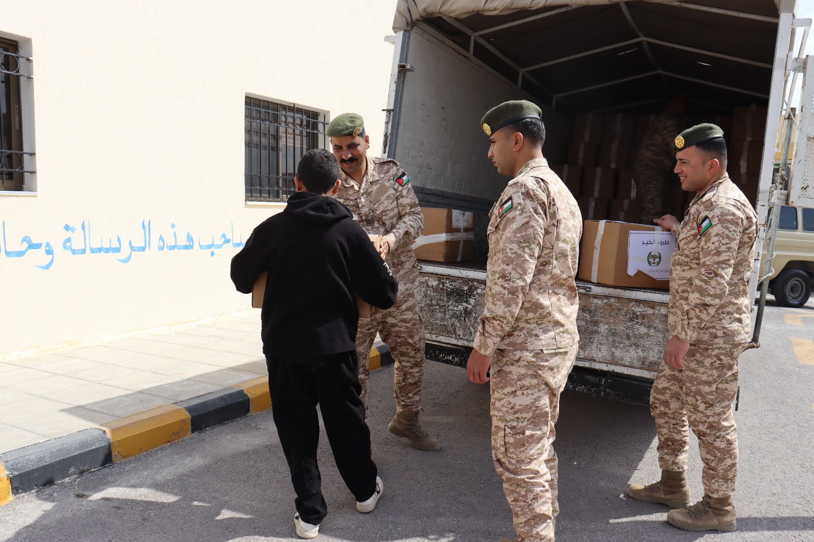 القوات المسلحة تستمر بتوزيع "طرود الخير" على أسر عفيفة