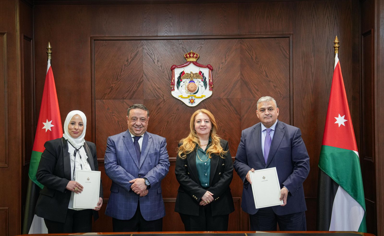 "الخارجية" توقع اتفاقية مع البريد لتقديم الخدمات القنصلية بالخارج