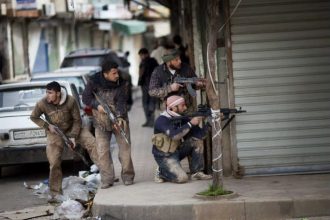 70 قتيل في سوريا باشتباكات بين الأمن ومسلحين موالين للأسد