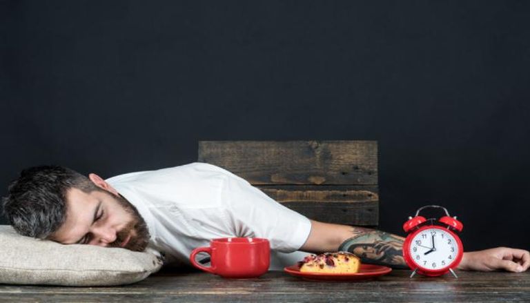 التخمة بعد الإفطار في رمضان.. أسبابها وطرق تجنبها