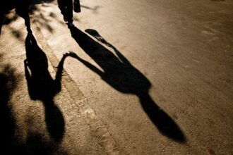 جريمة مروعة .. أم مصرية تقتل أطفالها الثلاثة خنقاً أثناء نومهم