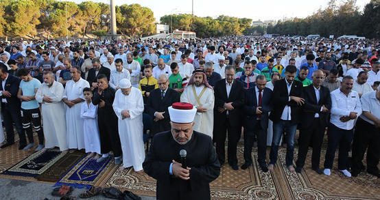 الأردنيون يؤدون صلاة عيد الفطر في جميع المحافظات