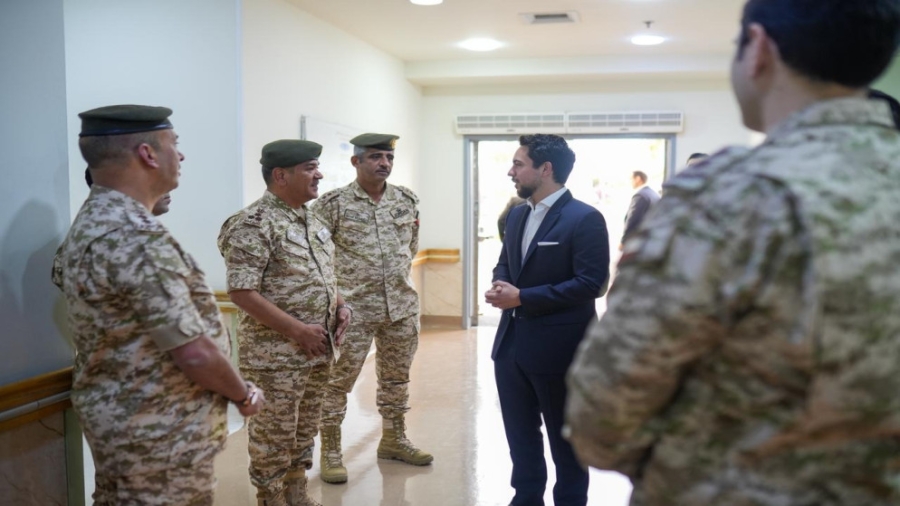 ولي العهد يزور مستشفى الأمير هاشم ويهنىء الكوادر الطبية والمرضى بالعيد