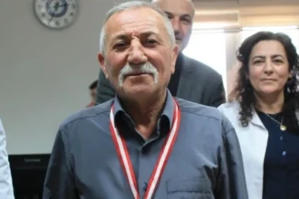 لمدة 36 عاماً.. موظف يصل لعمله قبل موعده بساعة ولا يأخذ اجازات