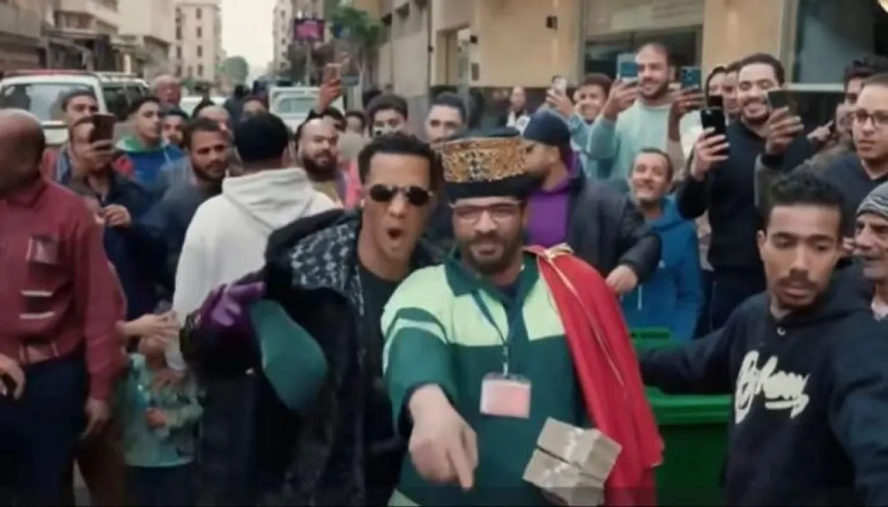 محمد رمضان يفاجئ عامل نظافة بـ100 ألف جنيه