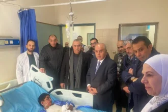 محافظة يزور الطالب محمد ويؤكد متابعة التحقيقات في حادثة مدرسة الرصيفة