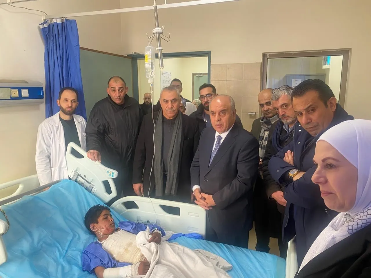 محافظة يزور الطالب محمد ويؤكد متابعة التحقيقات في حادثة مدرسة الرصيفة