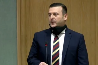 العمري ينتقد استخدام الكاز في المدارس بعد حادثة حرق طالب