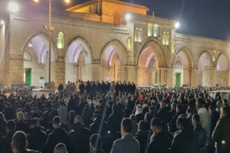 60 ألفا يؤدون العشاء والتراويح في المسجد الأقصى