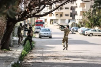 عاجل مقتل عنصر أمن وإصابة اثنين إثر تعرض دورية لكمين من قبل فلول النظام