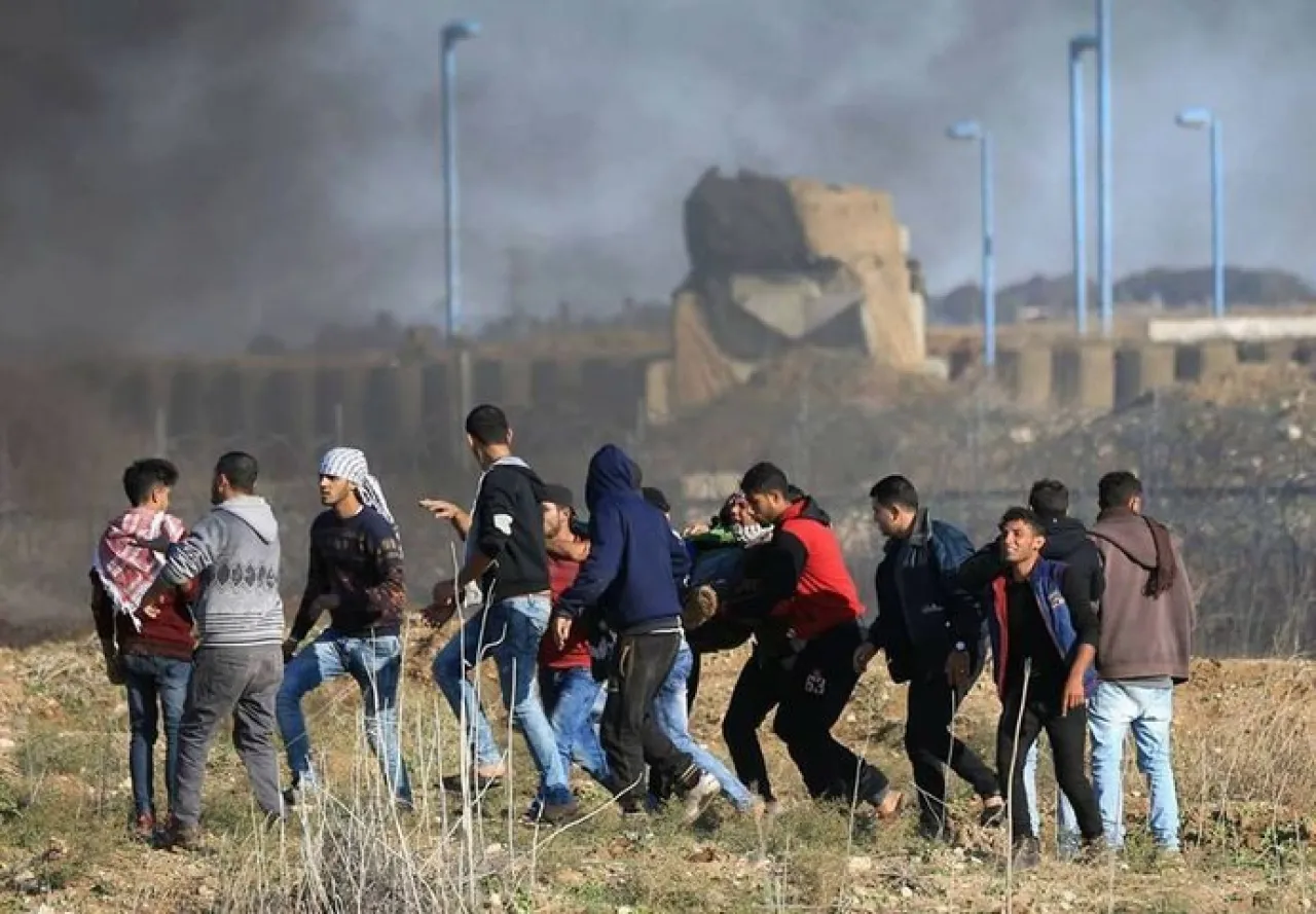 استشهاد فلسطيني وإصابة آخرين برصاص الجيش الاسرائيلي في غزة