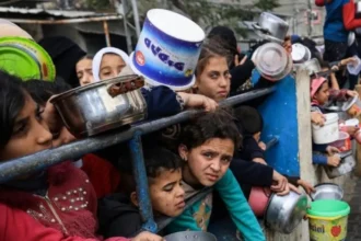 الصليب الأحمر: مئات الآلاف من الأسر بغزة باتت تحت خط الفقر