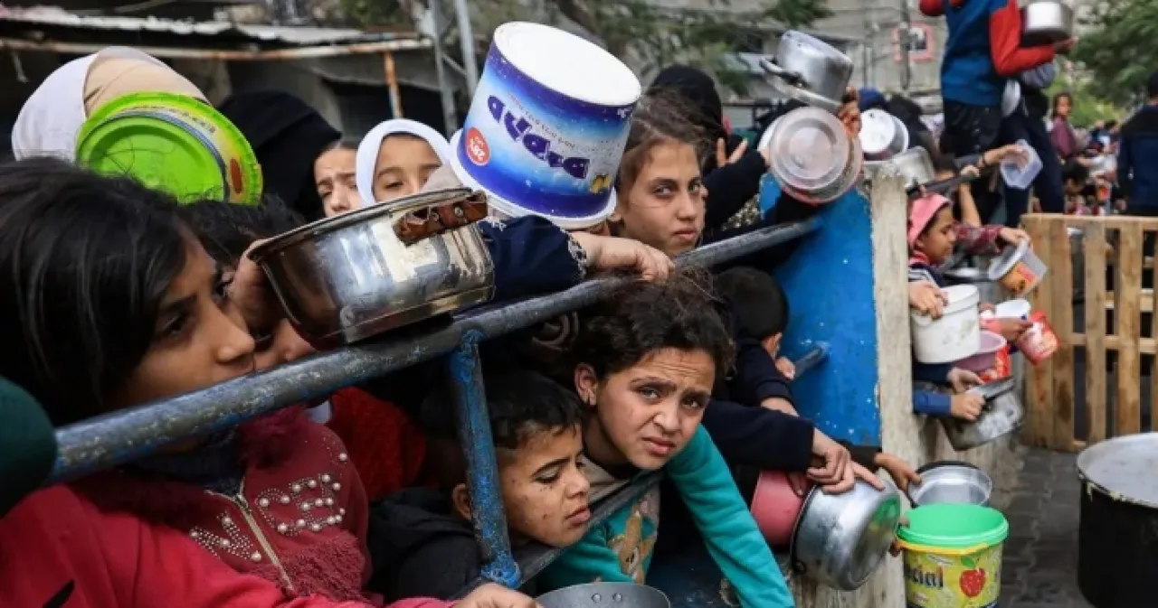 الصليب الأحمر: مئات الآلاف من الأسر بغزة باتت تحت خط الفقر