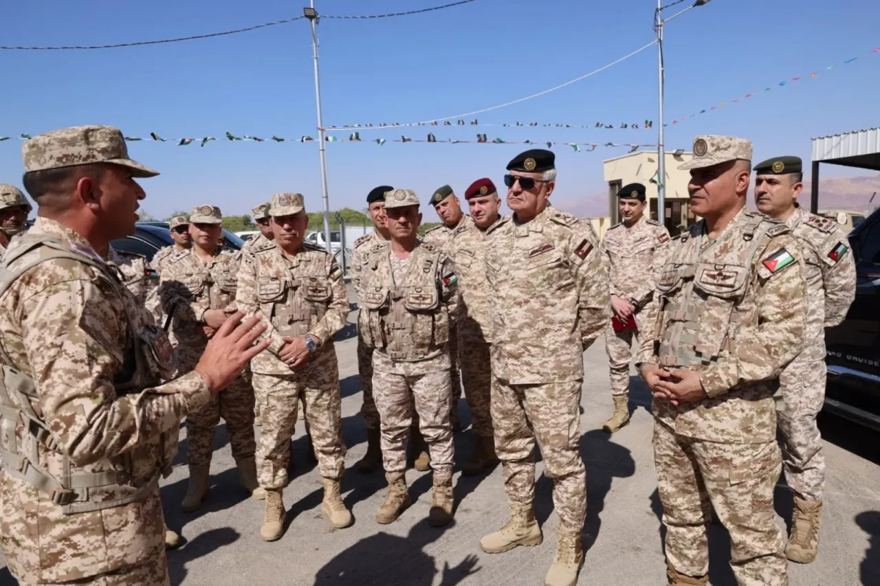 رئيس هيئة الأركان اللواء الحنيطي يتفقد واجهة المنطقة العسكرية الجنوبية