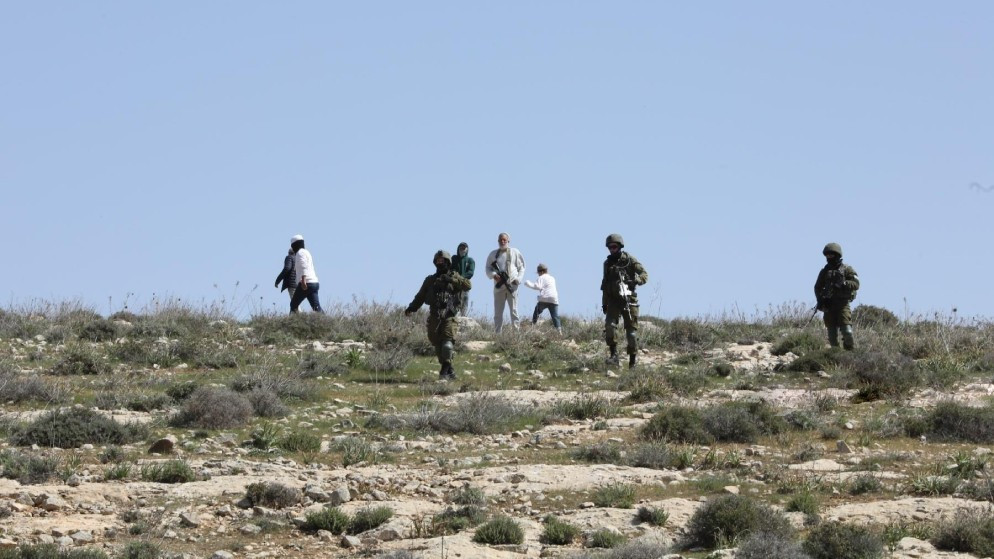 مستوطنون يجرفون أراضي فلسطينيين جنوب نابلس