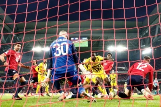 دورتموند يتخطى ليل ويضرب موعداً مع برشلونة