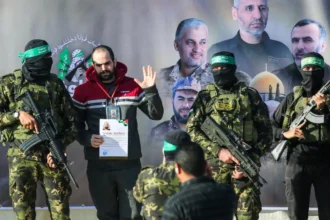 القناة الـ12 الإسرائيلية عن مصادر أميركية: حماس التزمت بإطلاق "الرهائن" المتبقين