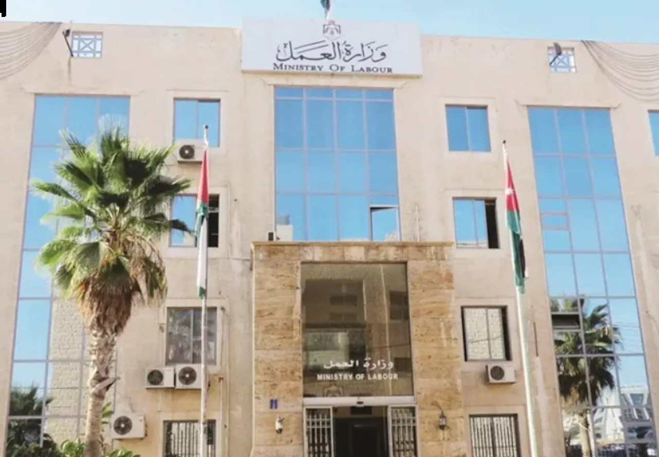 تسفير الطلبة العاملين المخالفين لقانون العمل اعتبارًا من إبريل