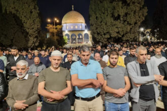 70 ألفا يؤدون العشاء والتراويح في المسجد الأقصى