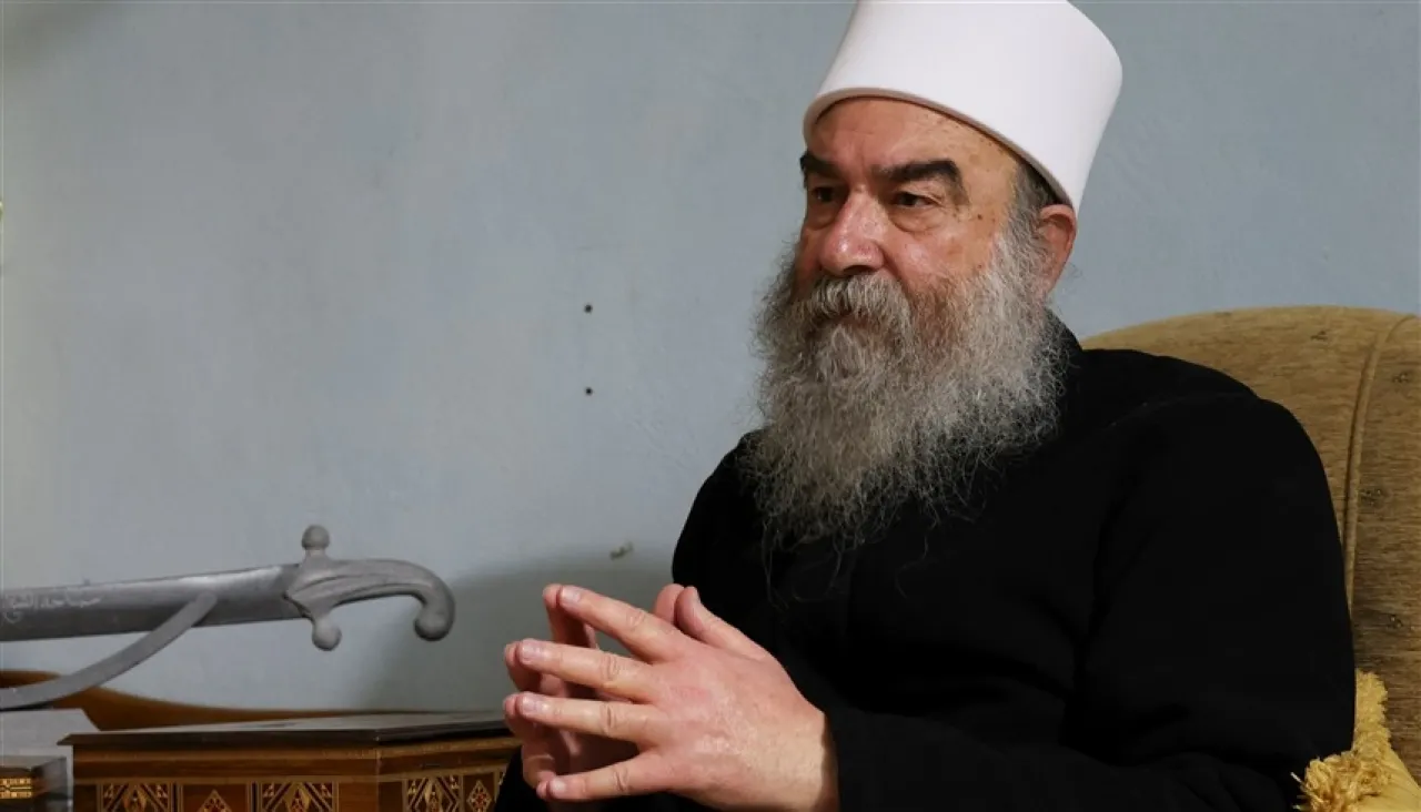 شيخ الدروز يرفض الإعلان الدستوري السوري ويدعو لإعادة صياغته بنظام ديمقراطي تشاركي