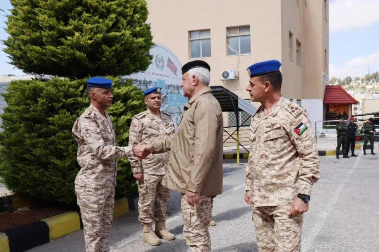 صورة حول : الحنيطي يزور مديرية الدفاع الجوي الميداني الملكي الحنيطي يزور مديرية الدفاع الجوي الميداني الملكي