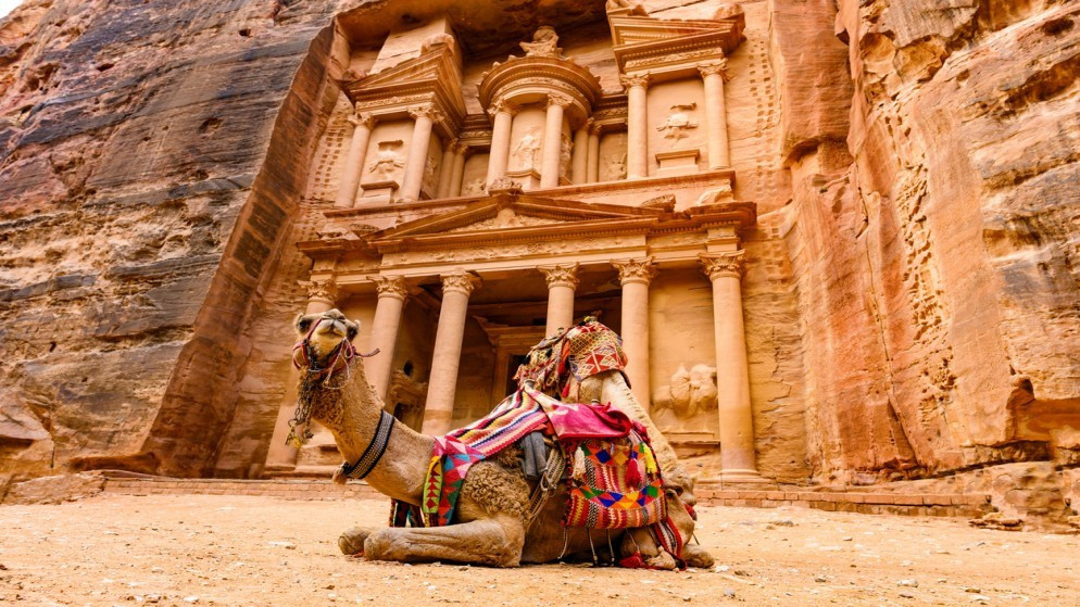 "إقليم البترا" توقع اتفاقية لتشغيل سيارات كهربائية في المحمية الأثرية