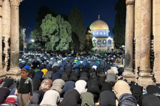 80 ألفا يؤدون صلاتي العشاء والتراويح في المسجد الأقصى