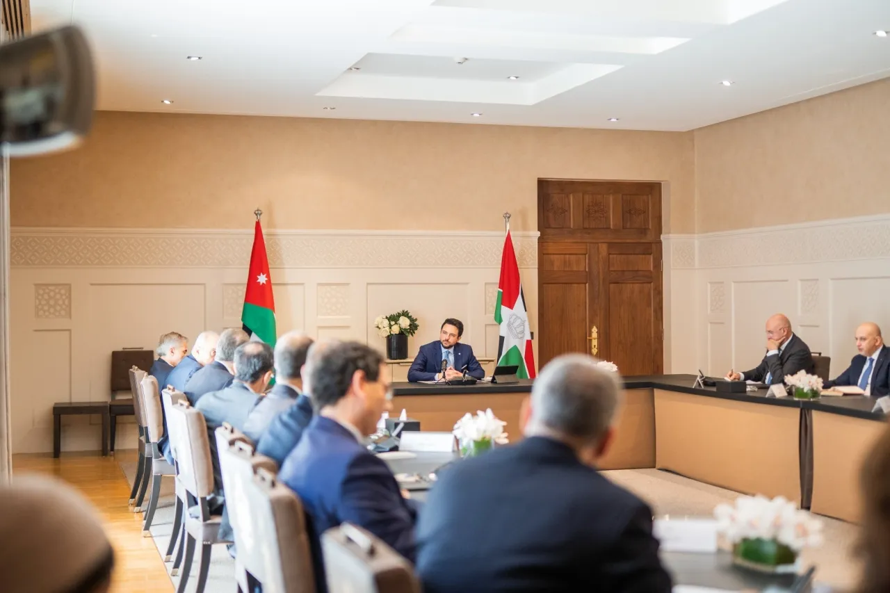 ولي العهد يدعو إلى إحراز تقدم في البنية التحتية الرقمية