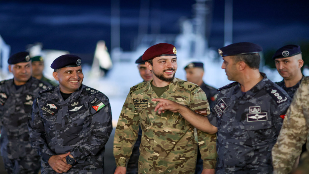 ولي العهد يشارك مرتبات قيادة القوة البحرية والزوارق الملكية مأدبة الإفطار