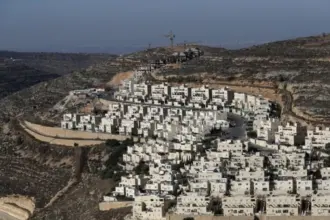 استيلاء ممنهج على أراضي الفلسطينيين وتوسيع المستوطنات