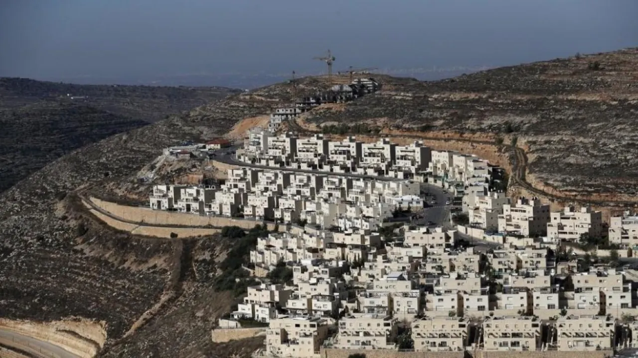 استيلاء ممنهج على أراضي الفلسطينيين وتوسيع المستوطنات