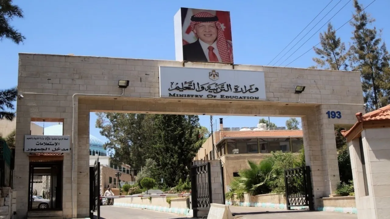 التربية تعتبر موظفين فاقدين لوظائفهم بسبب الغياب( اسماء)