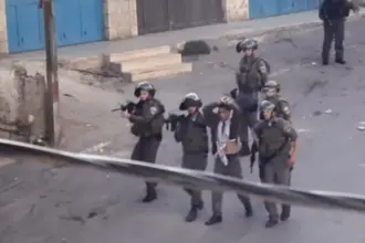 ضابط إسرائيلي: نستخدم الفلسطينيين دروعا بشرية بشكل منتظم